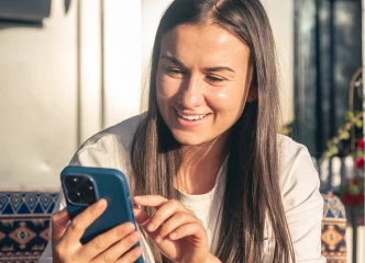 Cliente usando su celular para gestionar la compra de joyas a crédito