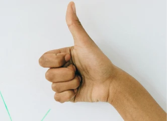 Cliente satisfecho mostrando pulgar arriba tras adquirir joyas a crédito