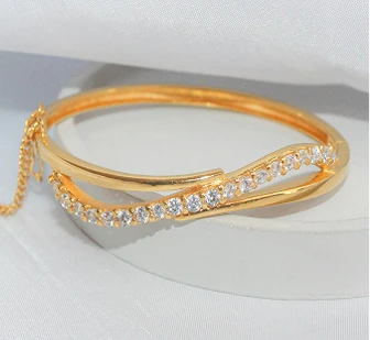 Brazalete de oro con piedras preciosas perfecto para empeño de joyas