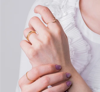 Cadena de oro sostenida por una mano lista para empeño en casa de empeño