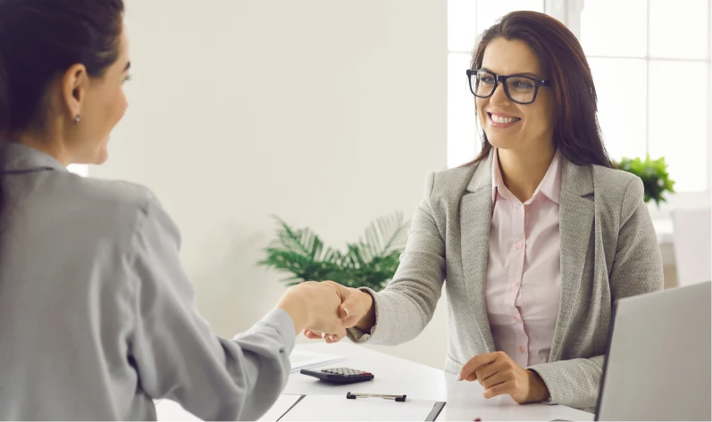 Entrega de contrato de préstamo para compra de joyas a crédito