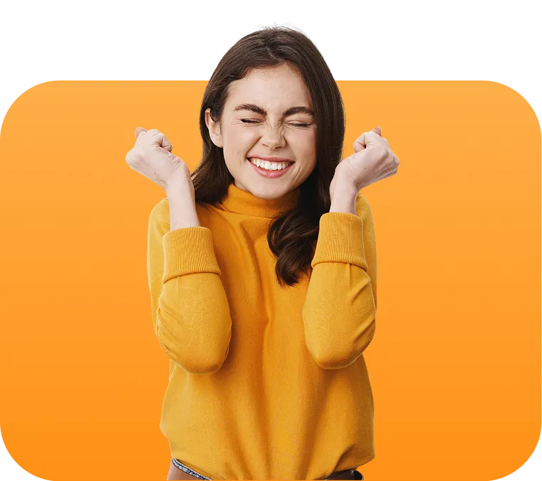 Mujer feliz después de empeñar joyas en casa de empeño