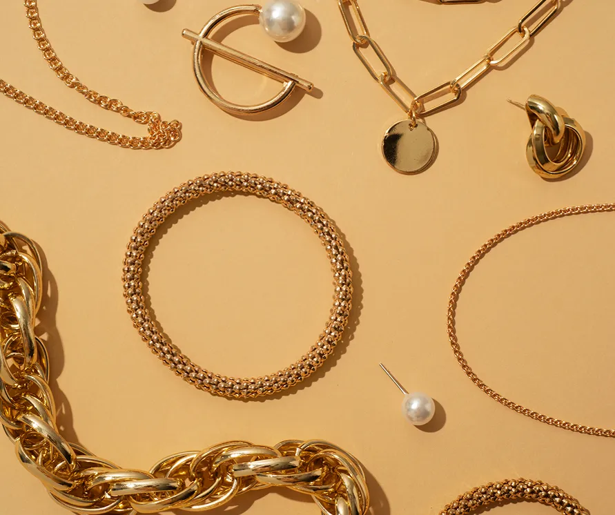 Exhibición de diferentes tipos de joyas de oro.