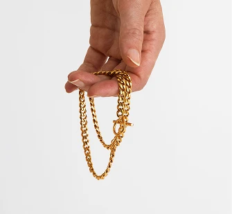 Mujer mostrando anillos de oro ideales para empeño de joyas