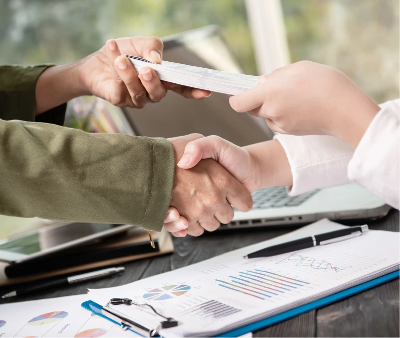 Entrega de contrato de préstamo para compra de joyas a crédito