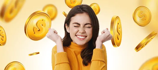 Joven feliz por tener cupones de descuento, refrendar su empeño y ganar.