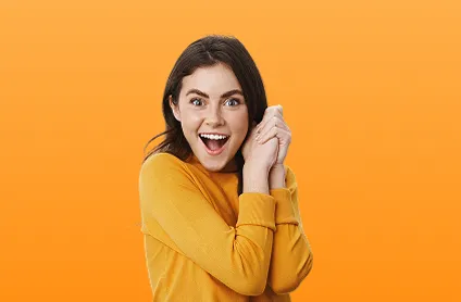 Mujer feliz al obtener su ticket de promoción de resguardo